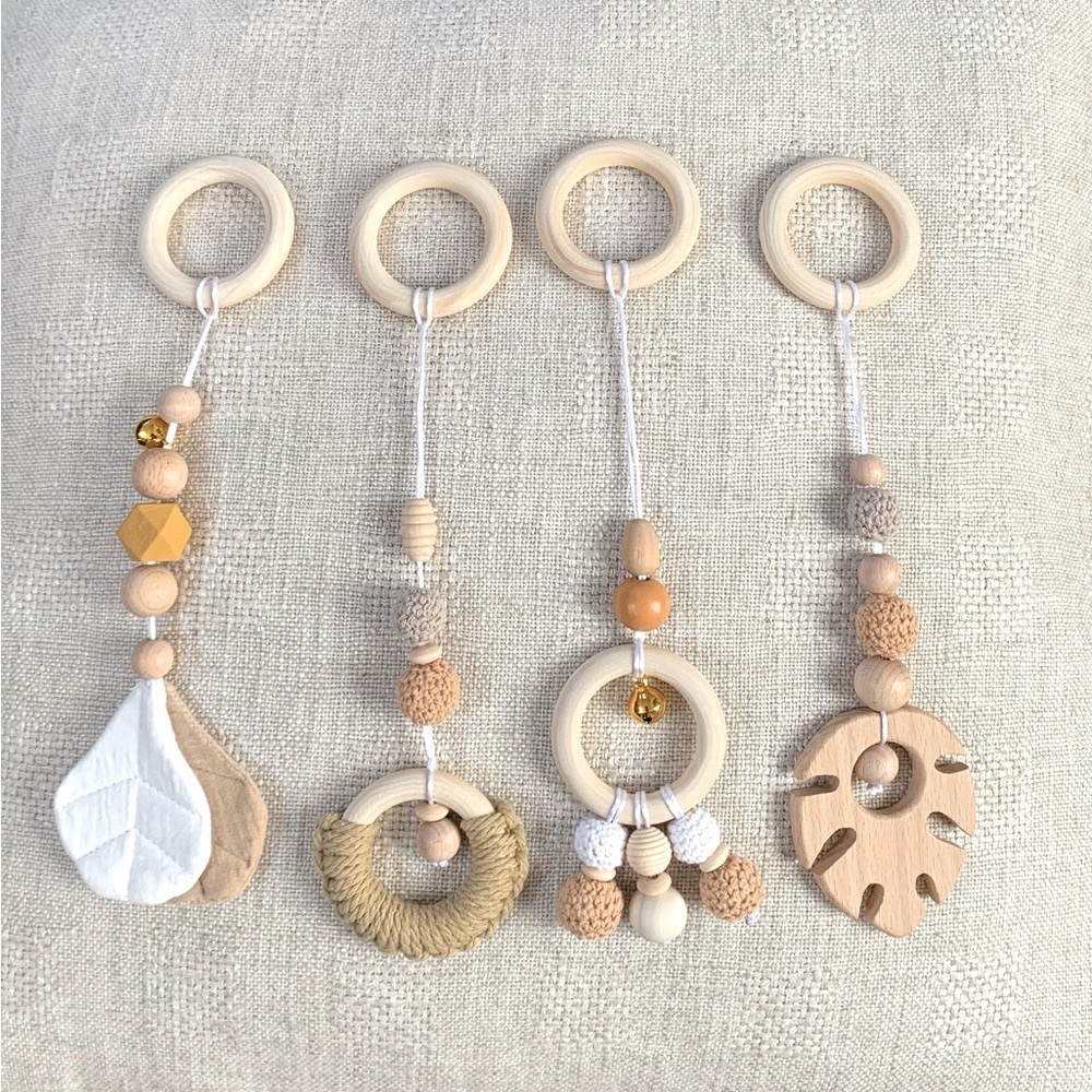 Wooden Baby Gym Pendants - Natural 
Montessori Vibes.